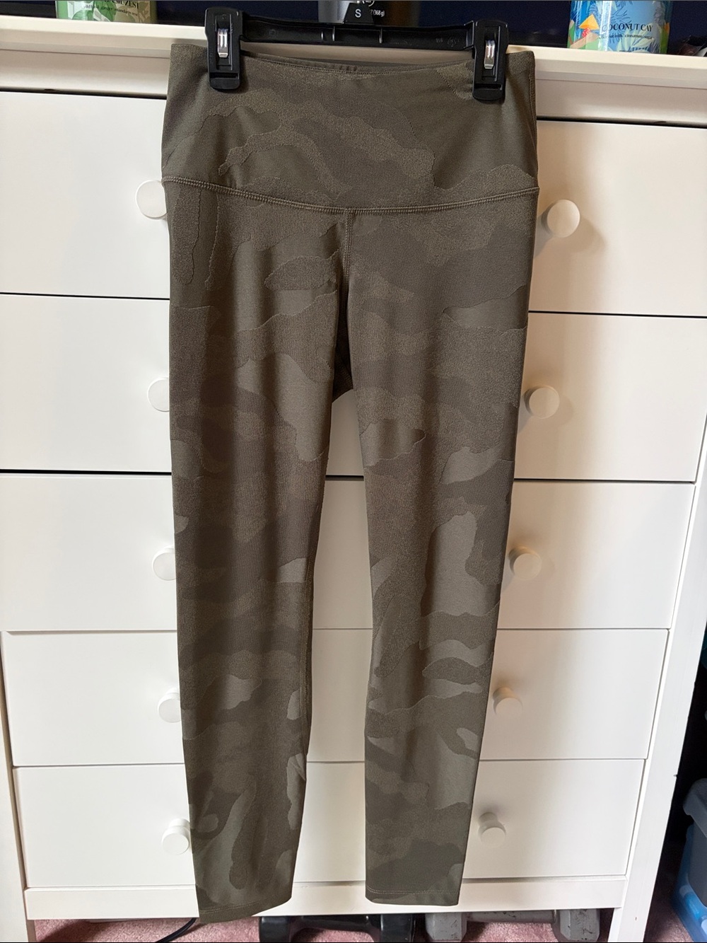 🌿 NWOT THE NORTH FACE WOMENS SIZE MEDIUM DARK OLIVE GREEN CAMOUFLAGE LEGGINGS